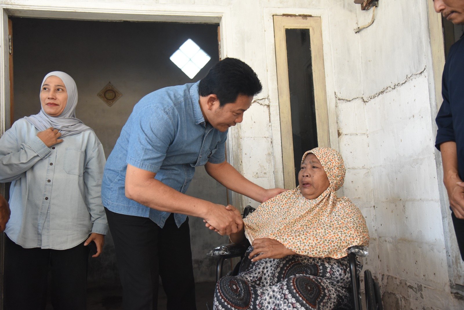 Blusukan ke Jabon, Bupati Subandi Serahkan Empat Kursi Roda dan Pastikan Dua Rumah Warga Direnovasi