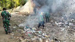 Wujudkan Lingkungan Sehat, Koramil Sumberasih Pelopori Kerja Bakti Bersihkan Sampah di Area Jembatan Sungai Pesisir