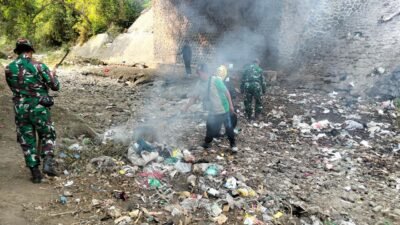 Wujudkan Lingkungan Sehat, Koramil Sumberasih Pelopori Kerja Bakti Bersihkan Sampah Di Area Jembatan Sungai Pesisir