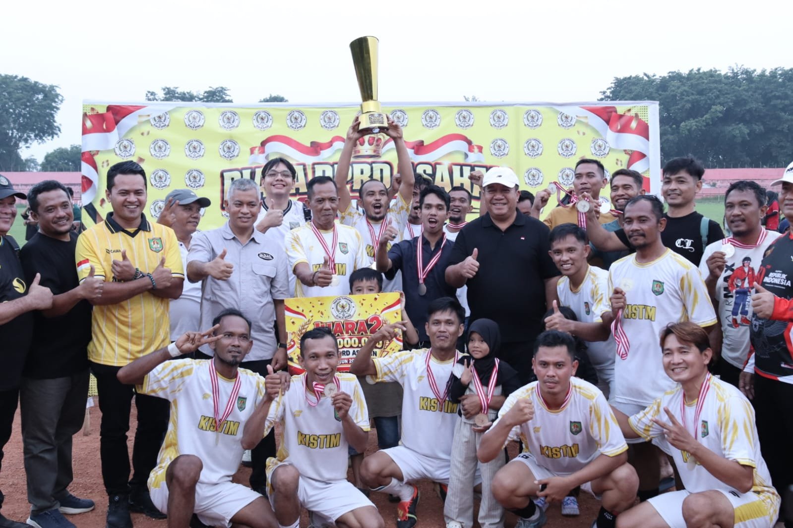 Pererat Silaturahmi dan Sportivitas, Bupati Asahan Resmi Tutup Turnamen Sepak Bola Piala DPRD Usia 35+