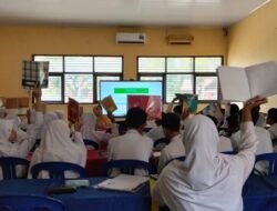 Guru Prakarya SMPN 4 Pasuruan Tanamkan Integritas Antikorupsi melalui Aksi Angkat Buku
