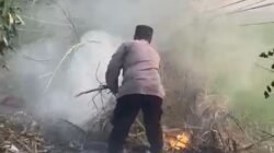 Polsek Buduran Gerak Cepat Tangani Kebakaran Lahan di Prasung
