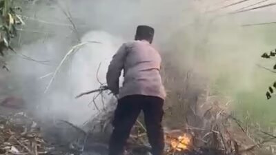Polsek Buduran Gerak Cepat Tangani Kebakaran Lahan di Prasung