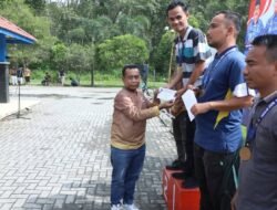 Kadis Pendidikan Asahan Serahkan Penghargaan, Dinas Pendidikan Raih Juara Umum PORKAB KORPRI 2026