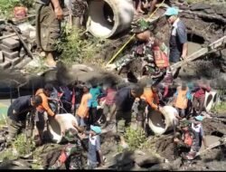 Babinsa Koramil 0819/10 Bangil Bersama Warga Latek Gotong Royong Bangun Gorong-Gorong