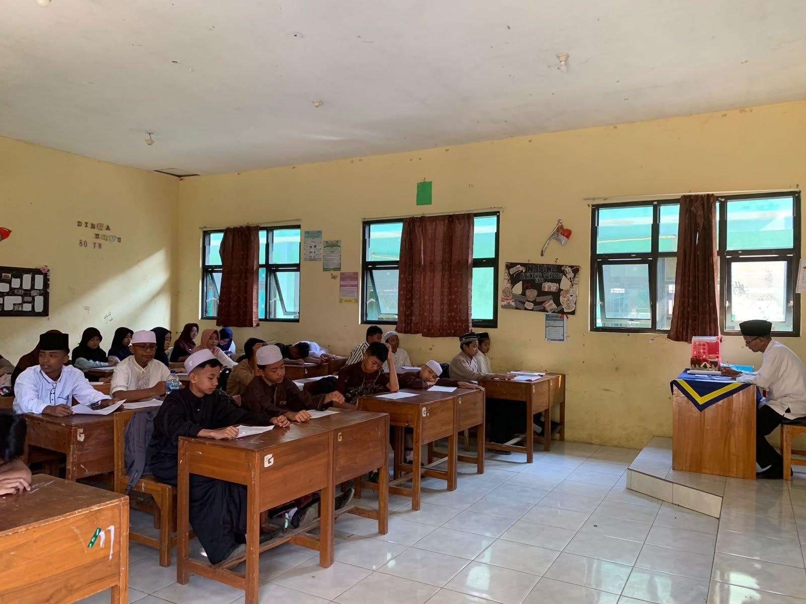 SMPN 4 Pasuruan Gelar Istighosah dan Salat Istisqa’, Tanamkan Kepedulian dan Doa Bersama di Hari Santri