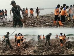 Cegah Banjir dan Jaga Kelestarian Lingkungan, Babinsa Nguling Bersama Warga Bersihkan Muara Sungai Lawean
