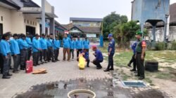 Tingkatkan Kesiapsiagaan Warga Hadapi Kebakaran, Babinsa Desa Carat Hadiri Pelatihan Penanggulangan Kebakaran