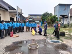 Tingkatkan Kesiapsiagaan Warga Hadapi Kebakaran, Babinsa Desa Carat Hadiri Pelatihan Penanggulangan Kebakaran