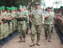 KASAD JENDERAL TNI TANDYO BUDI REVITA KUNJUNGI PRAJURIT JAYASINGAWARMAN : “JADILAH PRAJURIT SEJATI YANG SELALU HADIR UNTUK RAKYAT”