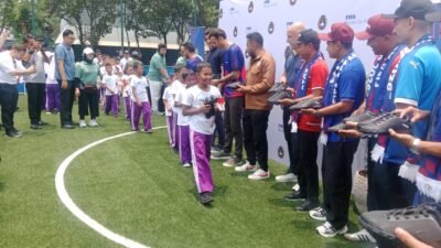 Berbatov dan Pedro Bakar Semangat Anak Indonesia
