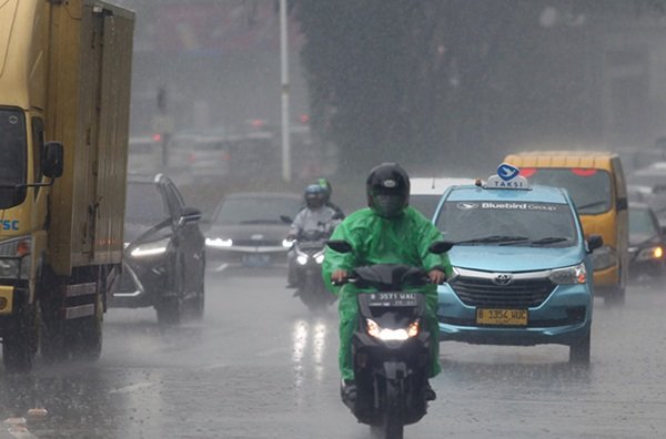 Cek Cuaca Jakarta Malam Minggu, Hujan Ringan Berpotensi Guyur 5 Wilayah