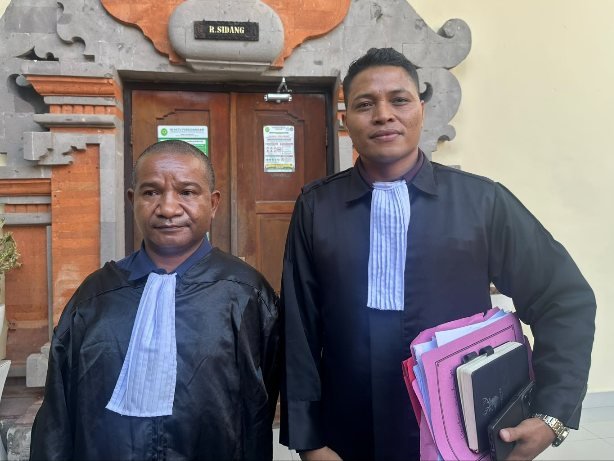 Sidang kelima perkara narkotika, kuasa hukum RU soroti perbedaan BAP, serahkan 17 bukti surat dalam persidangan PN Denpasar Kamis.