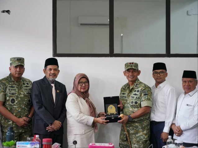 Pangdam XXX/Rinambora Silaturahmi dengan Ketua DPRD NTB, Lanjut Hadiri Sidang Paripurna