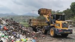 Pengangkutan Sampah ke TPA Kebon Kongok Dibatasi, DLH Lombok Barat Kerahkan Seluruh Armada