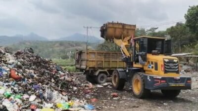 Pengangkutan Sampah ke TPA Kebon Kongok Dibatasi, DLH Lombok Barat Kerahkan Seluruh Armada