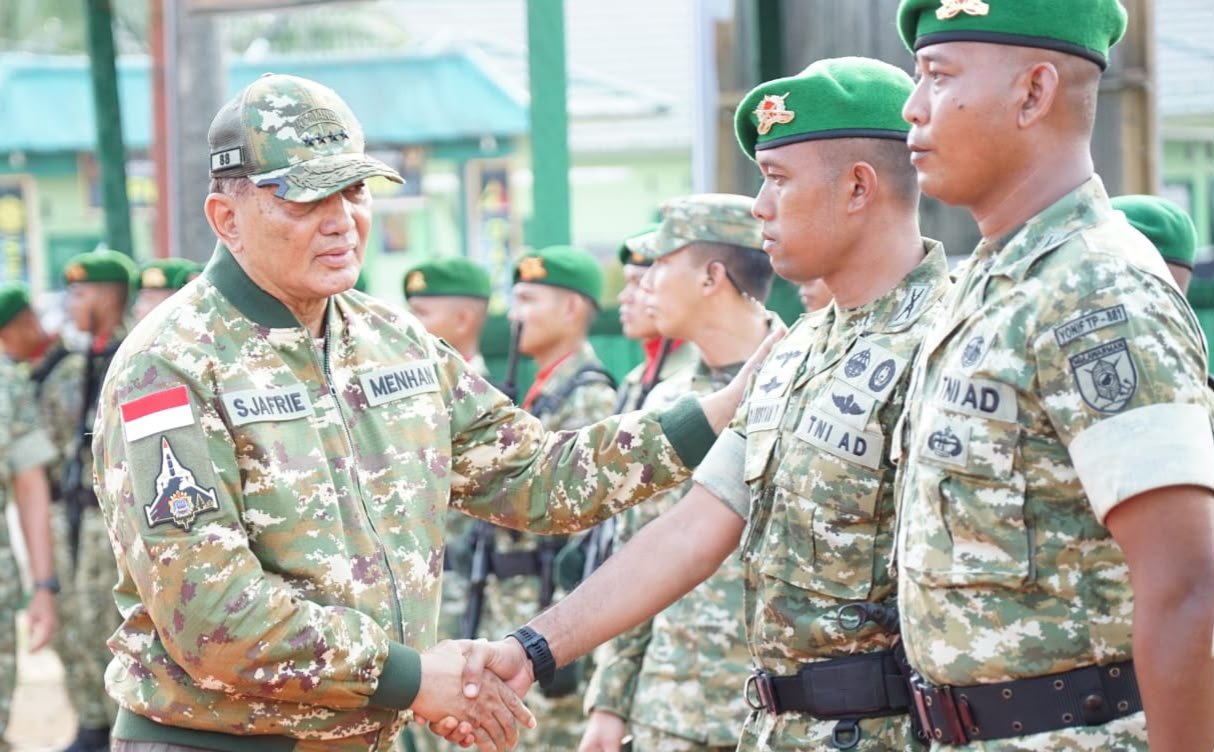 Menhan Sjafrie Tinjau Kesiapan Yonif TP 881 di Perbatasan